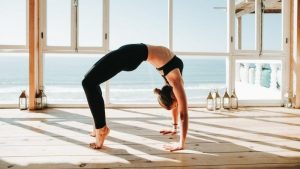 Bài tập yoga tư thế lộn ngược