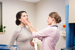 Khám và kiểm tra chức năng tuyến giáp trong thời kỳ mang thai.