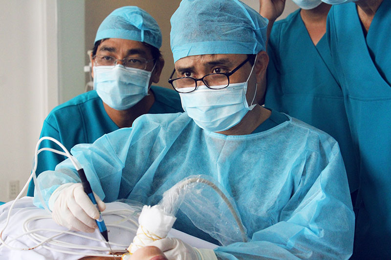 Thực hiện điều trị bướu cổ bằng laser tại Phòng khám Chuyên khoa Bướu cổ Sài Gòn